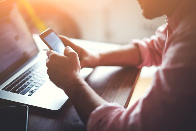 Smartphone und Laptop
