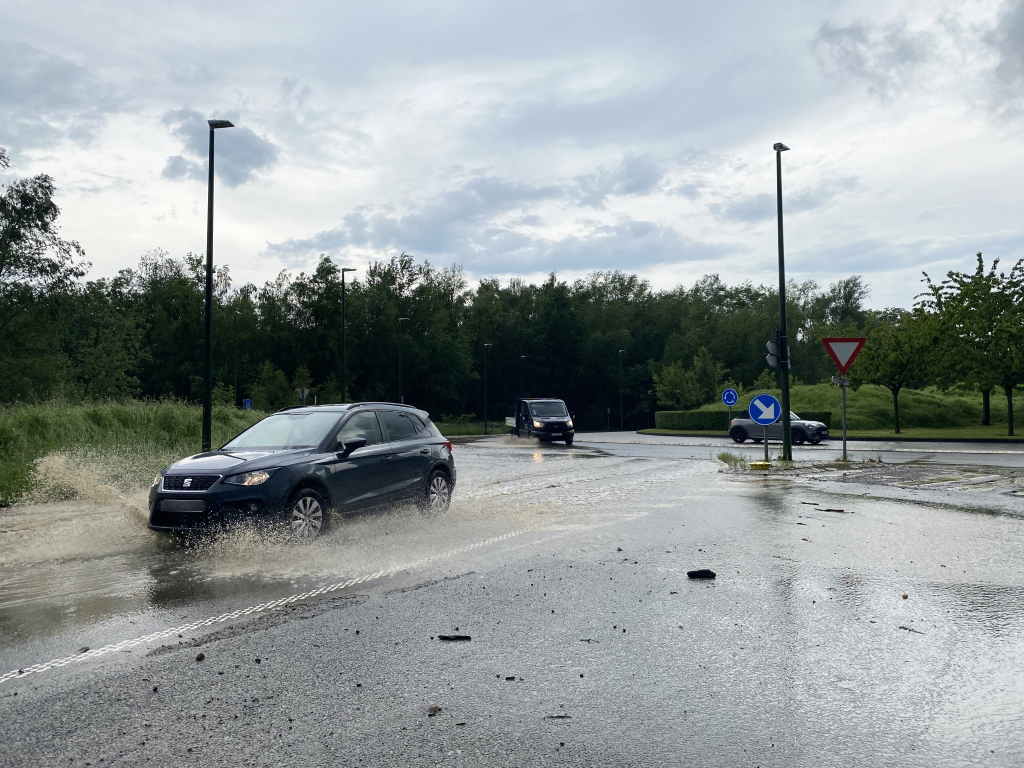 Nationalstraße 90 in Tihange im Regen (Bild: Didier De Hoe/Belga)