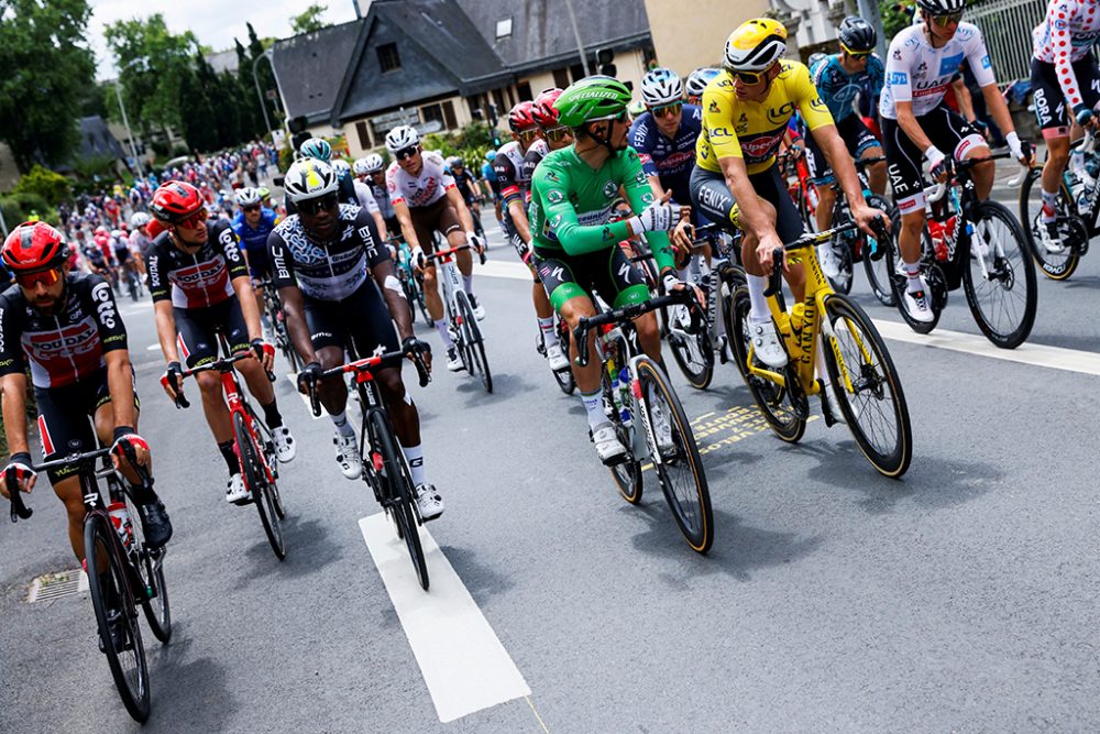 Das Fahrerfeld beim Start der vierten Etappe von Redon nach Fougeres (Bild: Thomas Samson/AFP)