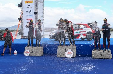 Siegertreppchen der Rallye Sardinien (Bild: Toyota Gazoo Racing)