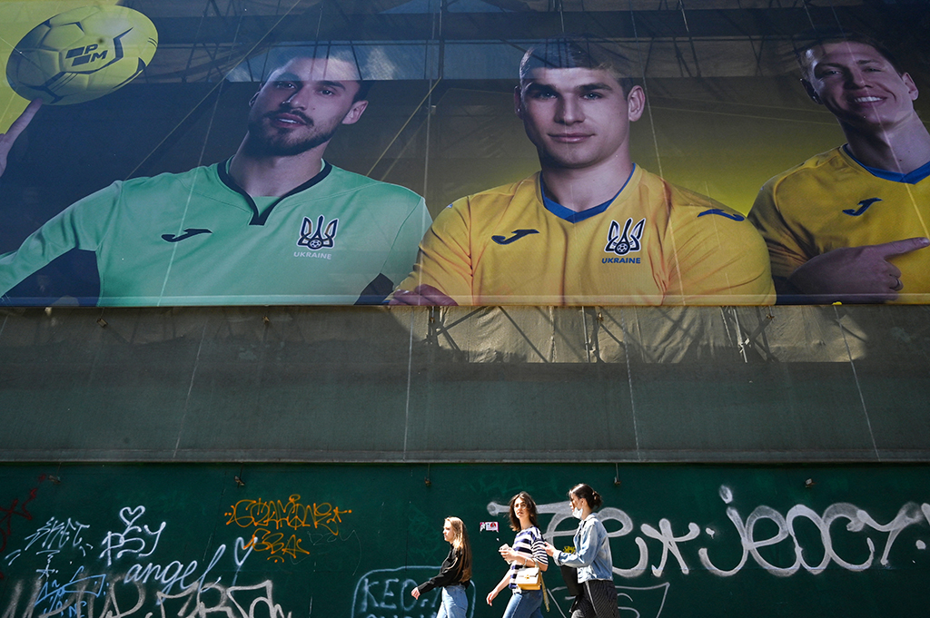 Ukrainische Nationalspieler mit ihren EM-Trikots (Bild: Sergej Supinsky/AFP)