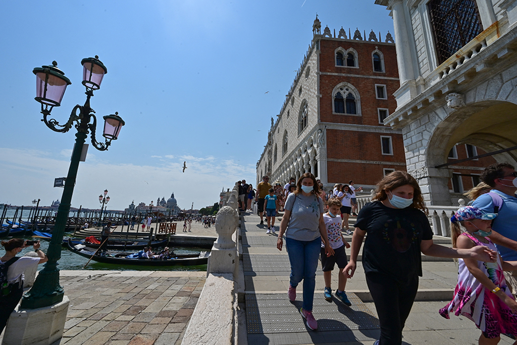 Touristen mit Mund-Nasen-Maske in Venedig, Italien (Bild: Miguel Medina/AFP)