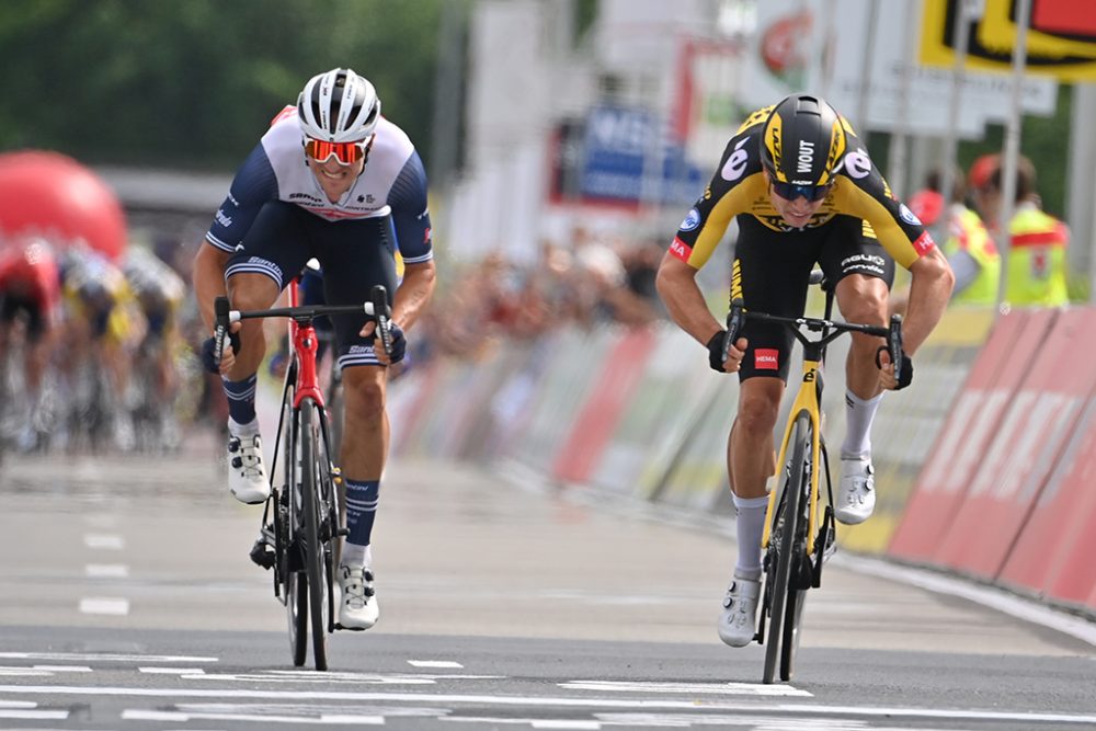 Edward Theuns und Wout Van Aert beim Zielsprint in Waregem (Bild: David Stockman/Belga)