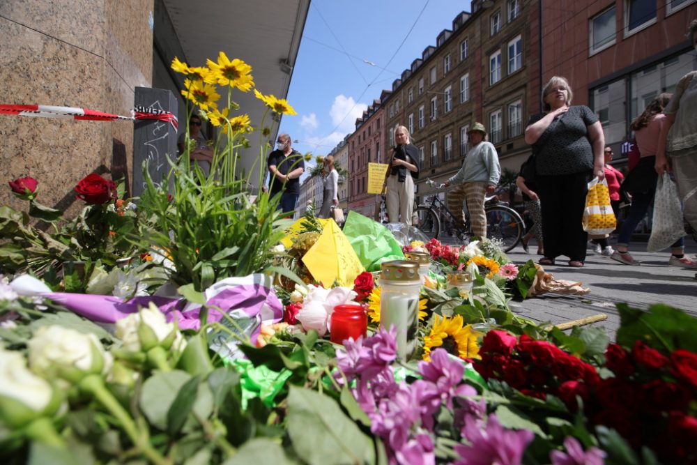 Trauer und Entsetzen nach der Messerattacke in Würzburg (Bild: Armando Babani/AFP)