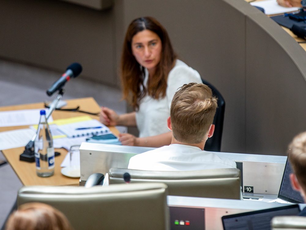 Flanderns Umweltministerin Zuhal Demir im flämischen Parlament