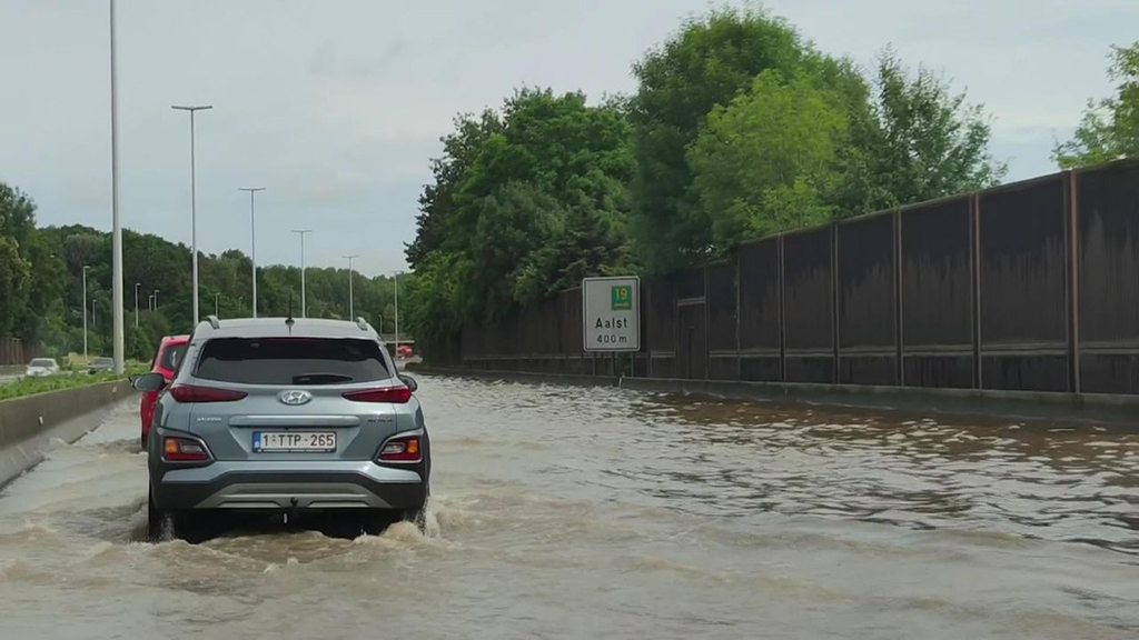 Autobahn E40 bei Aalst nach Unwettern im Juli stundenlang unter Wasser (Bild: VRT)