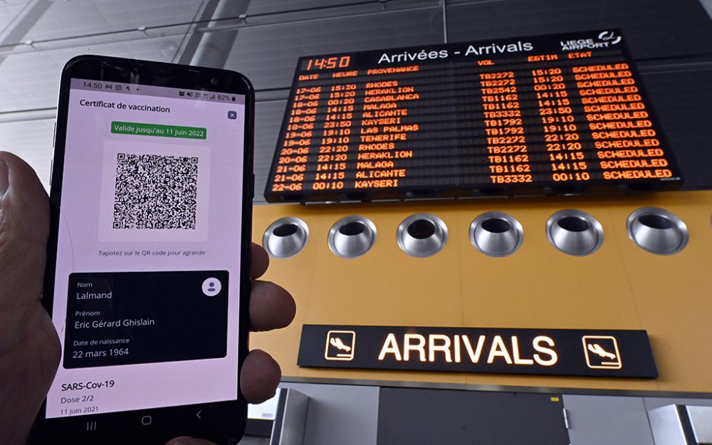 Corona-Pass auf dem Smartphone am Flughafen Lüttich