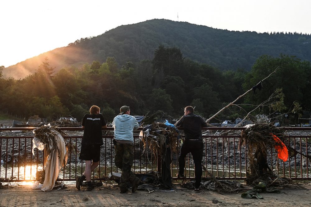 Helfer im nordrhein-westfälischen Altenburg (Bild: Christof Stache/AFP)