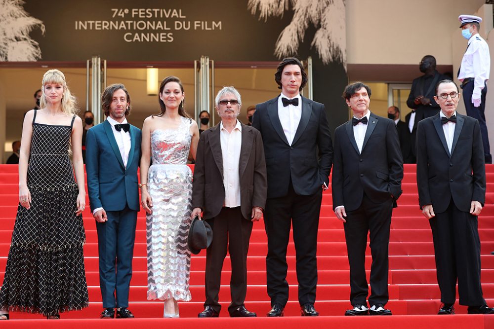 Angèle mit Simon Helberg, Marion Cotillard, Regisseur Leos Carax, Adam Driver und Russell Mael und Ron Mael von den Sparks (Bild: Valery Hache/AFP)