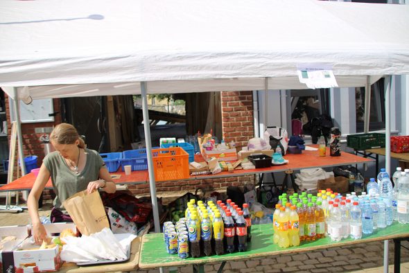 Nicole Baltus verteilt Essen und Getränke an Geschädigte und Hilfskräfte (Bild: Chantal Scheuren/BRF)