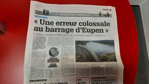 Artikel in der Zeitung La Meuse zur Handhabe vor der Flutkatastrophe (Bild: Manuel Zimmermann/BRF)