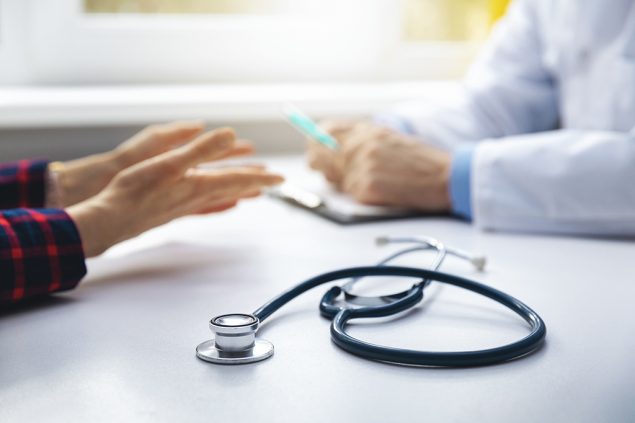Patient bei der Konsultation beim Arzt (© Bildagentur PantherMedia / Ronalds Stikans)