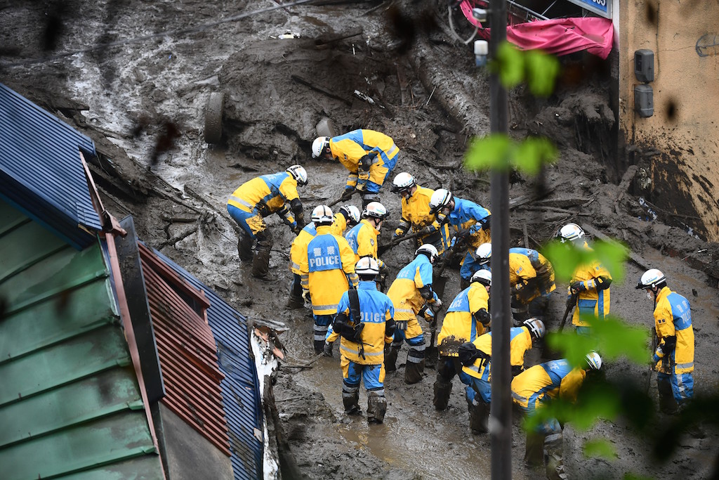 Schlammlawine in Japan: Suche nach Vermissten läuft weiter (Bild: Charly Triballeau/AFP)