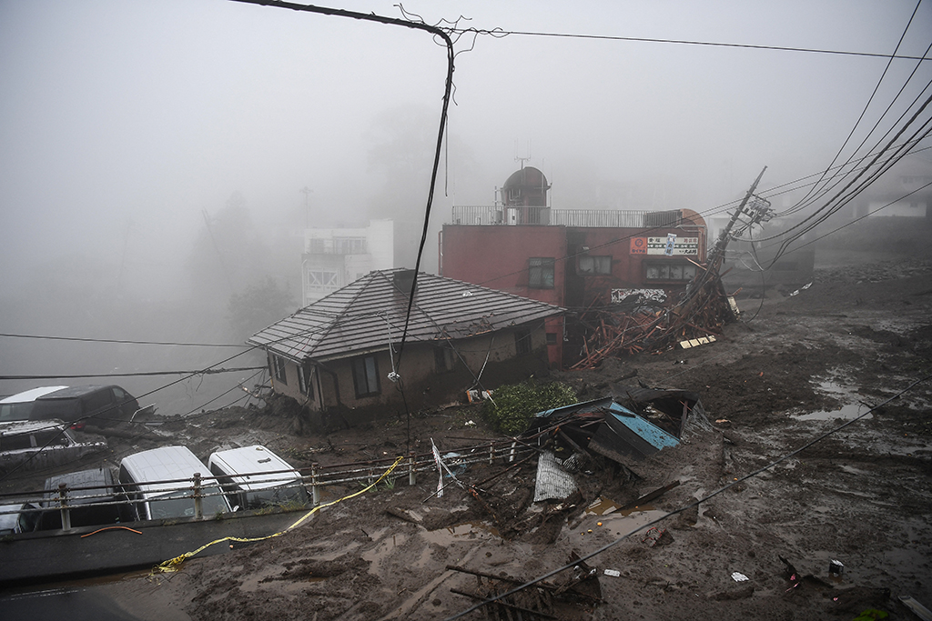 Gewaltige Schlammlawine zerstört Häuser in Atami (Archivbild: Charly Triballeau/AFP)