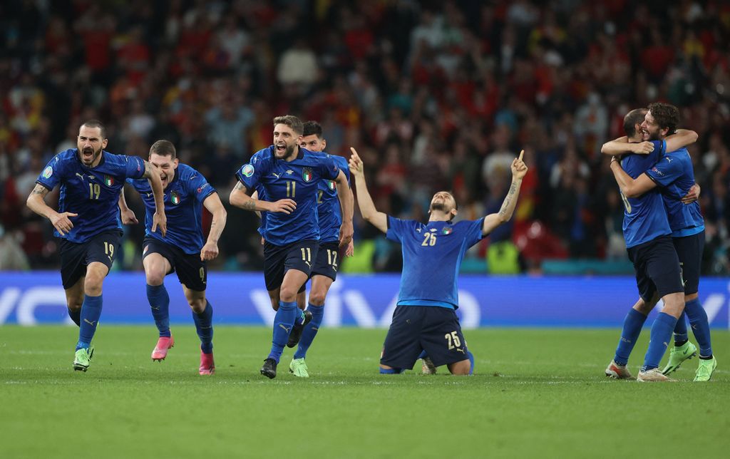 Italy's players celebrate after winning the UEFA EURO 2020 semi-final football match between Italy and Spain at Wembley Stadium in London on July 6, 2021. (Photo by CARL RECINE / POOL / AFP)