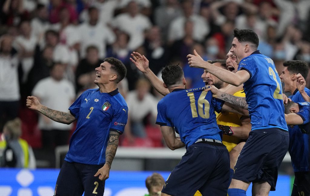 Italy players celebrate after winning the UEFA EURO 2020 final football match between Italy and England at the Wembley Stadium in London on July 11, 2021. (Photo by Frank Augstein / POOL / AFP)