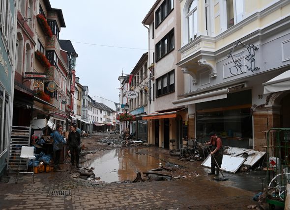 Nach Überschwemmung: Aufräumen in Bad Neuenahr-Ahrweiler (Bild: Christof Stache/AFP)