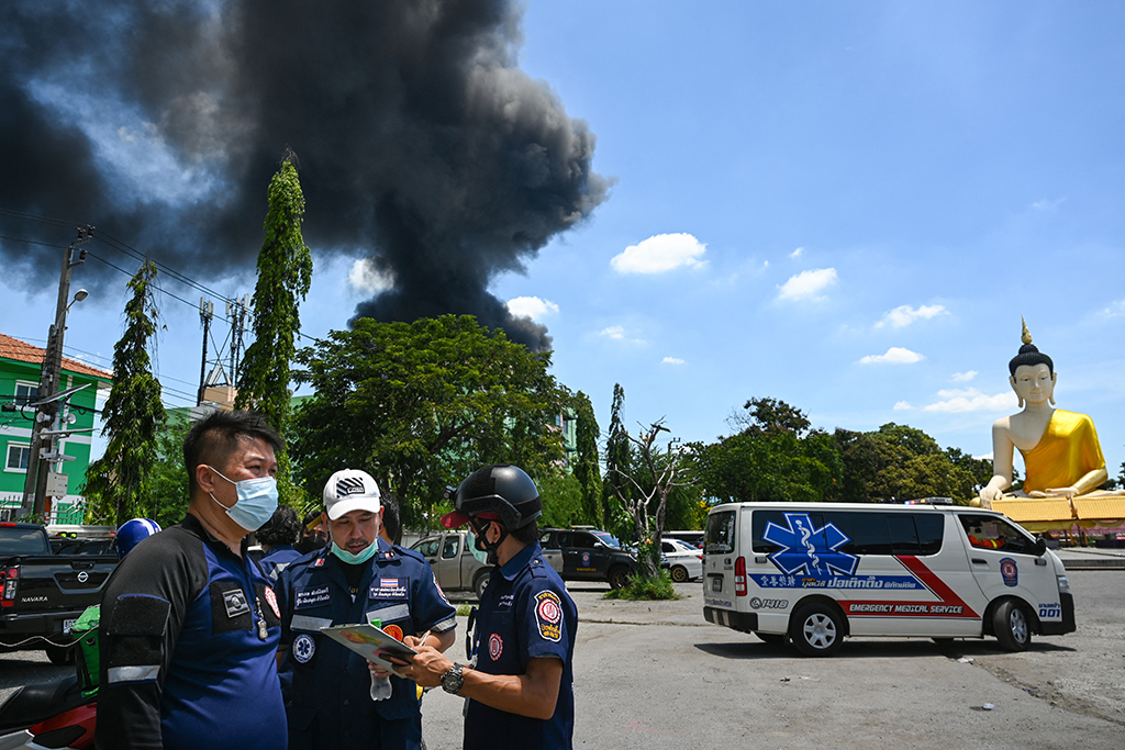 Großbrand nach Explosion in Chemiefabrik bei Bangkok - Rettungskräfte vor Ort (Bild: Lillian Suwanrumpha/AFP)