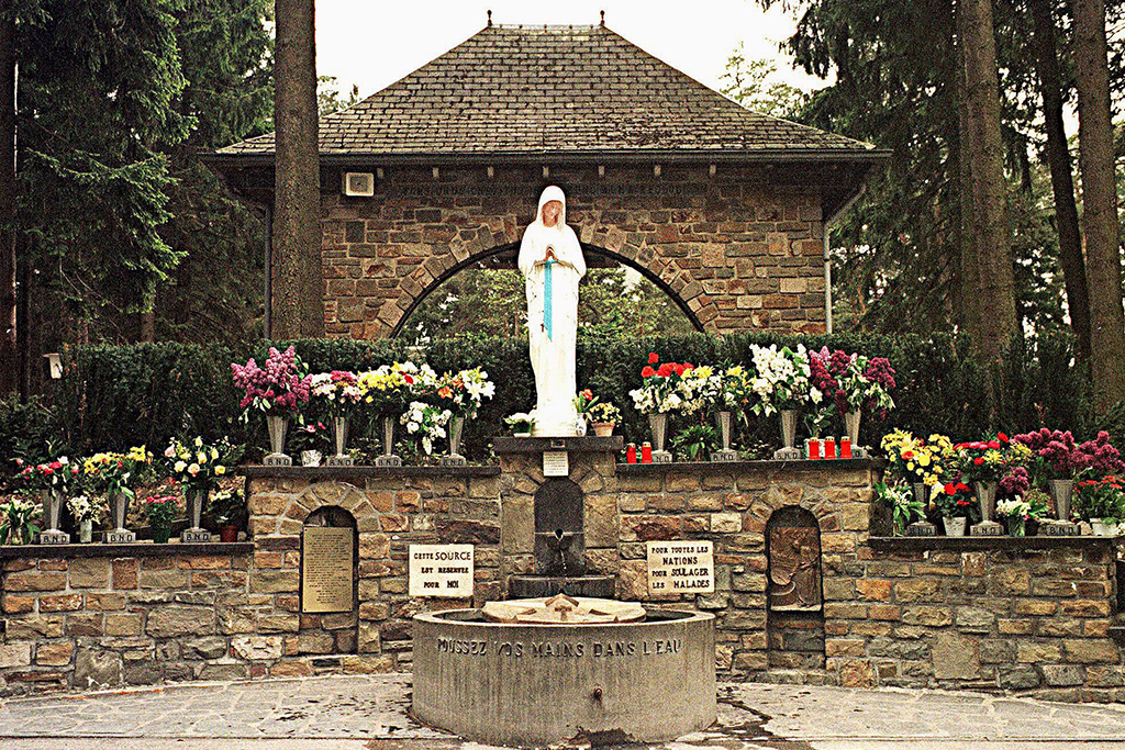Die Statue der Jungfrau der Armen in Banneux (Bild: Gabriel Cadenas/Belga)