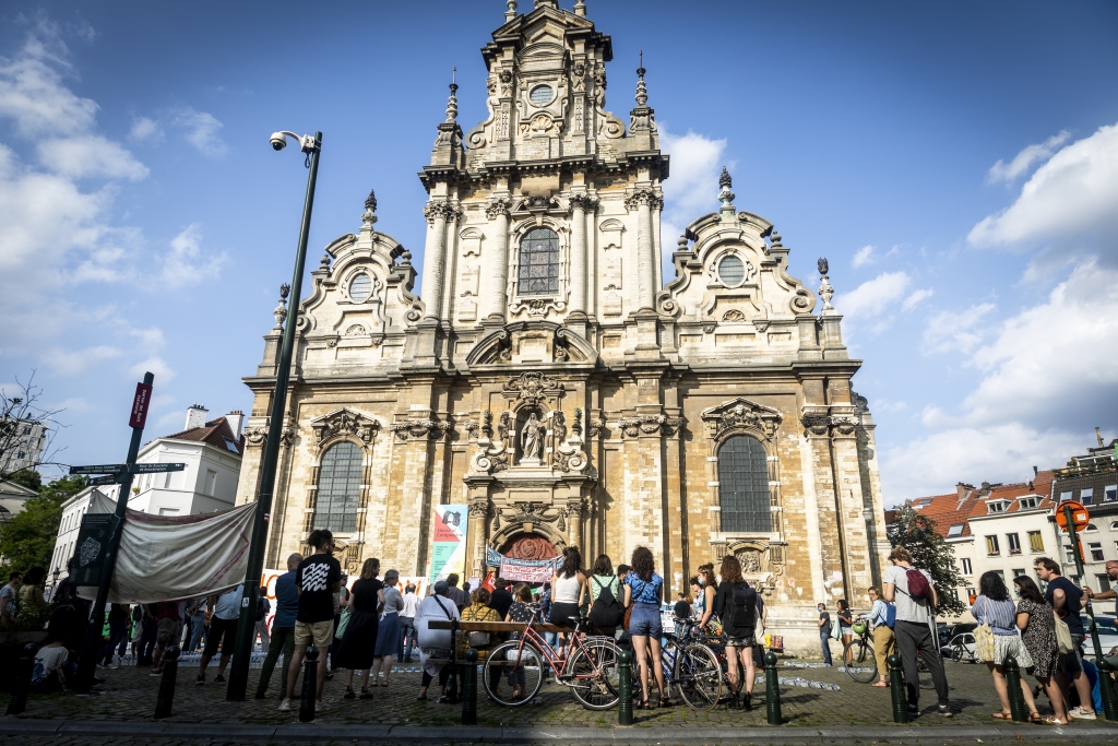 Menschen vor der Beginenhofkirche in Brüssel (Bild: Hatim Kaghat/Belga,19.7.)