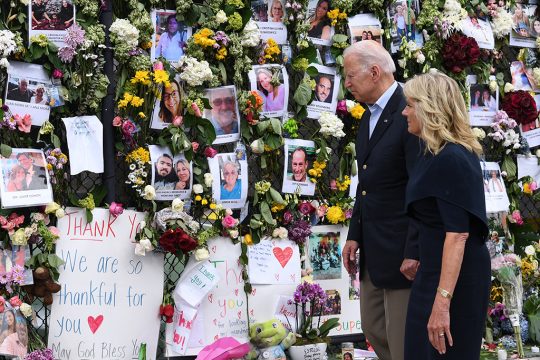 US-Präsident Joe Biden und Frau Jill besuchen den Unglücksort (Bild: Saul Loeb/AFP)