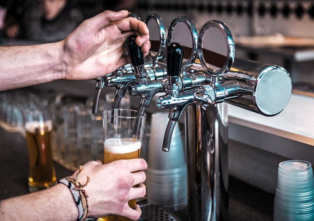 Kellner zapft Bier an der Theke (© Bildagentur PantherMedia / Vovashevchuk)