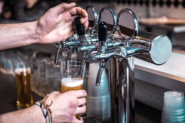 Kellner zapft Bier an der Theke (© Bildagentur PantherMedia / Vovashevchuk)