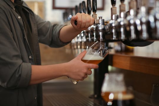 Kellner zapft Bier an der Theke (© Bildagentur PantherMedia / NewAfrica)