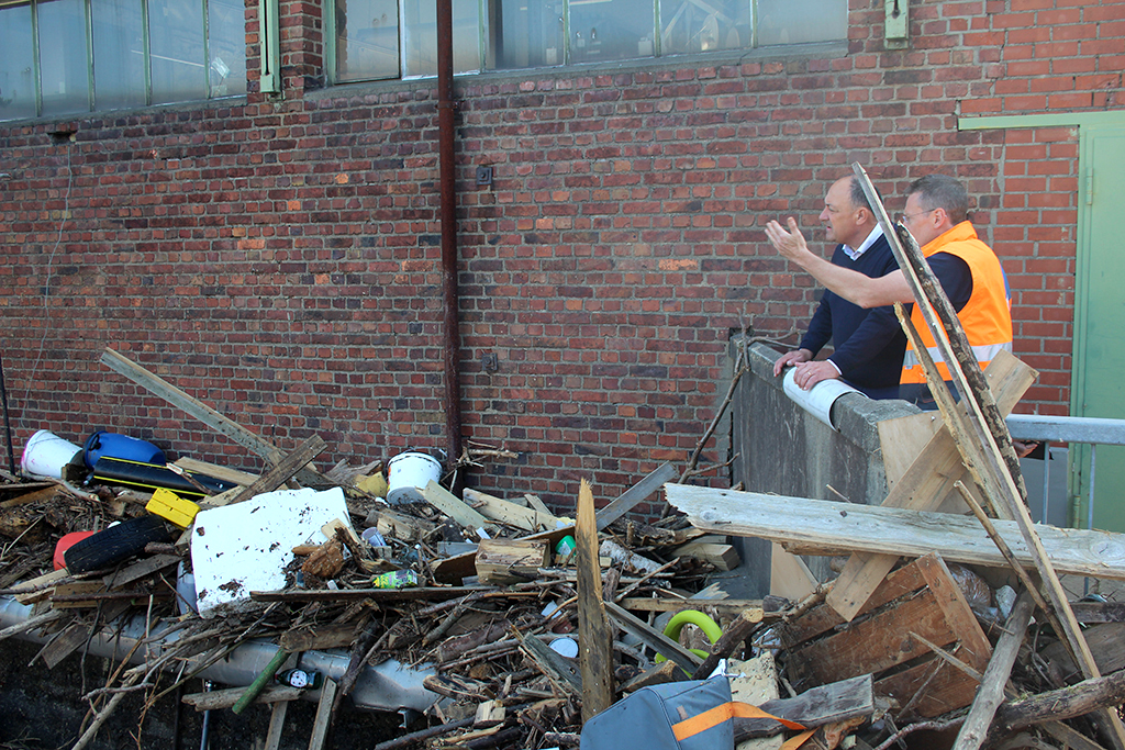 Der wallonische Wirtschaftsminister Willy Borsus hat das Kabelwerk eine Woche nach dem Hochwasser besucht (Bild: Andreas Lejeune/BRF)