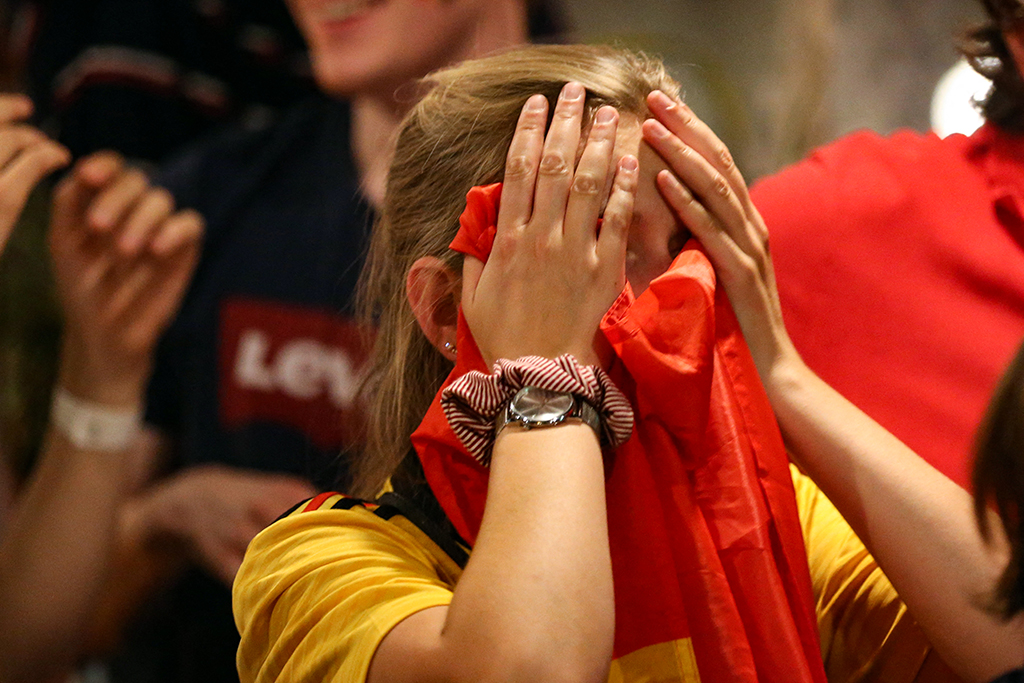 Nach EM-Aus: Enttäuschte Belgierin in Brüssel (Bild: François Walschaerts/AFP )