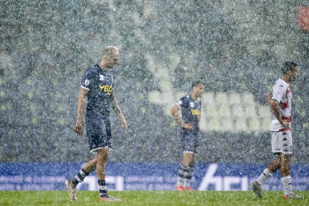 Das Spiel zwischen Cercle Brügge und Beerschot musste wegen Regens abgebrochen werden (Bild: Kristof Van Accom/Belga)