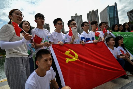 100 Jahre Kommunistische Partei: Chinesen mit einer Flagge der Kommunistischen Partei (Bild: Hector Retamal/AFP)