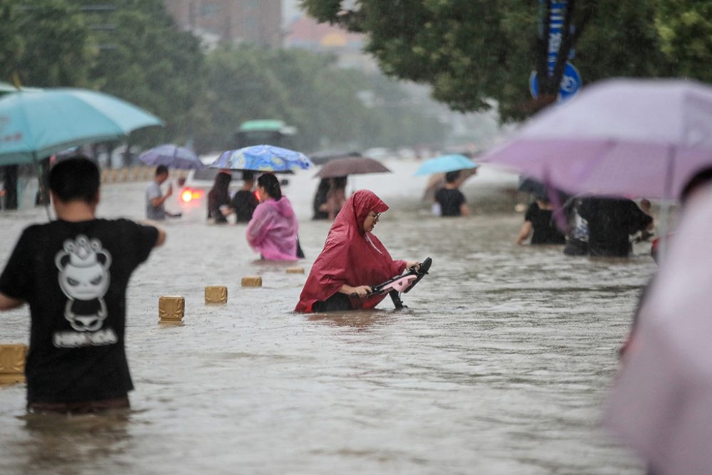 Überschwemmungen in der chinesischen Großtadt Zhengzhou (Bild: STR/AFP)