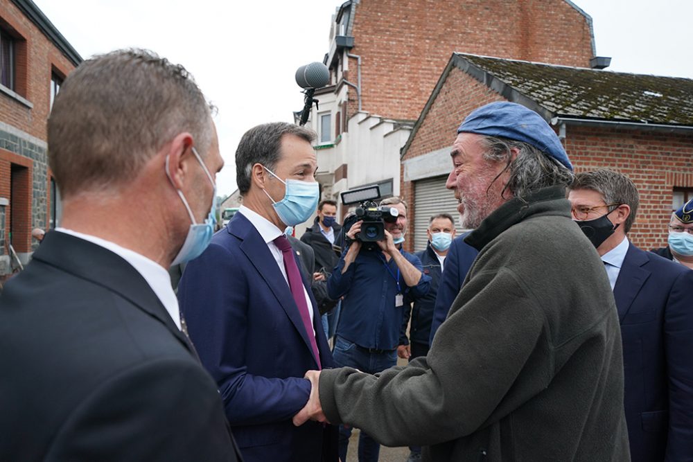 Premierminister Alexander De Croo in Rochefort (Bild: Anthony Dehez/Belga)