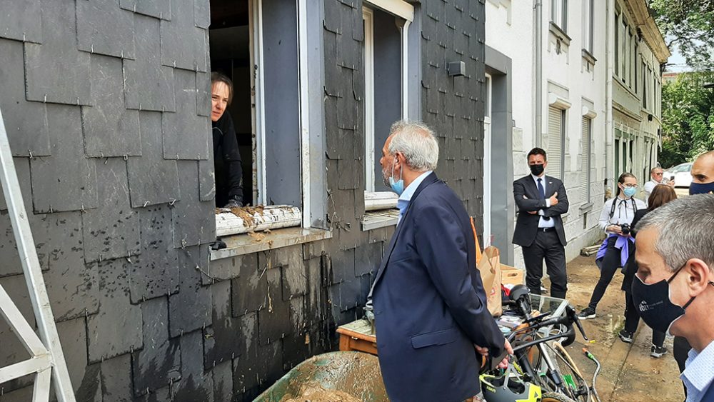 Premier Alexander De Croo besucht Eupen, um sich ein Bild von den Schäden der Unwetter-Katastrophe zu machen (Bild: Manuel Zimmermann/BRF)