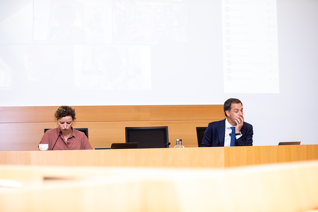 Staatssekretärin Sarah Schlitz (Ecolo) und Premierminister Alexander De Croo (OpenVLD) während der Sitzung des Kammerausschusses Gesundheit und Chancengleichheit am Montag (Bild: Hatim Kaghat/Belga)