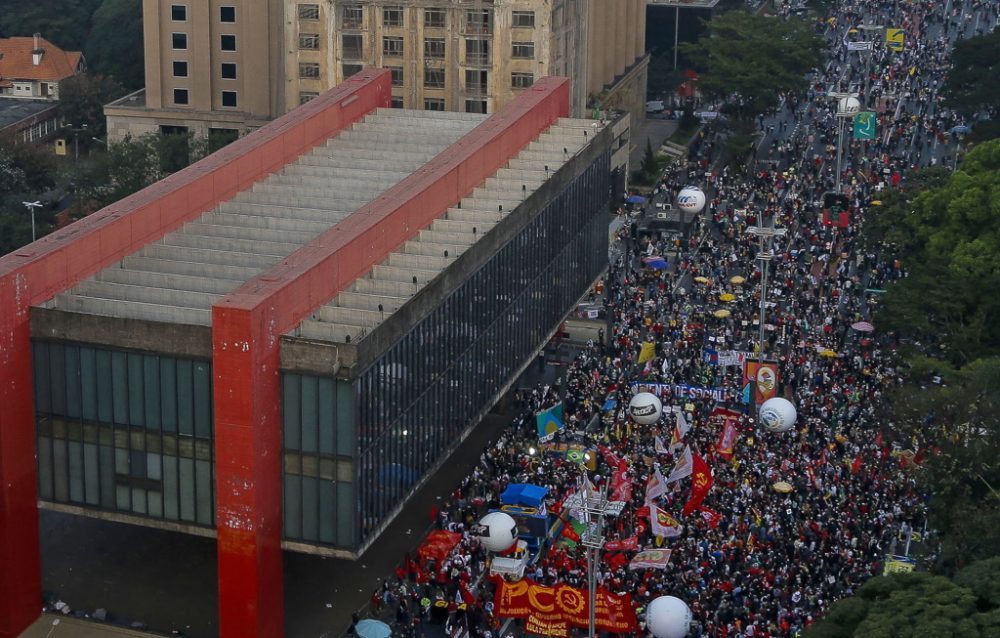 Zehntausende Brasilianer demonstrieren gegen Bolsonaro (Bild: Miguel Schincariol/AFP)