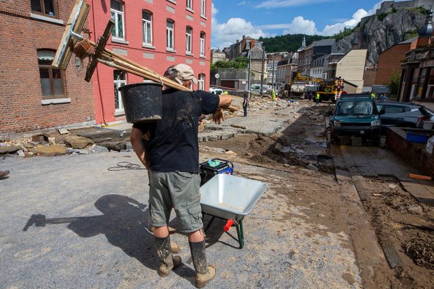 Aufräumarbeiten nach dem Hochwasser in Dinant (Bild: Nicolas Maeterlinck/Belga)