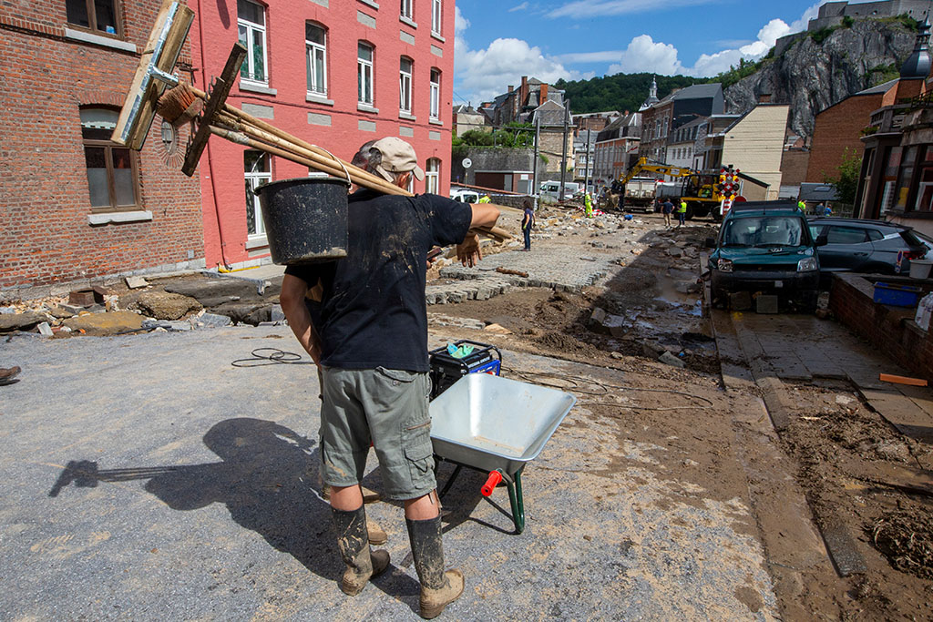Aufräumarbeiten nach dem Hochwasser in Dinant (Bild: Nicolas Maeterlinck/Belga)
