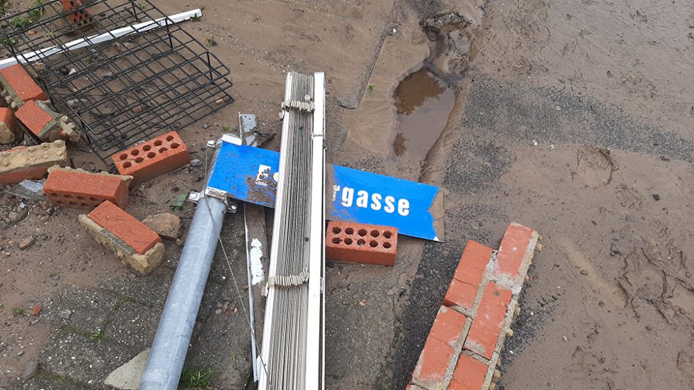 Verwüstungen in der Eupener Unterstadt nach dem Hochwasser - Aufräumarbeiten am Freitag (Bild: Manuel Zimmermann/BRF)