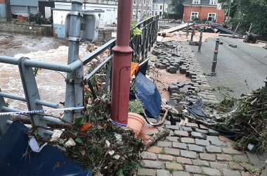 Verwüstungen in der Eupener Unterstadt nach dem Hochwasser - Aufräumarbeiten am Freitag (Bild: Manuel Zimmermann/BRF)