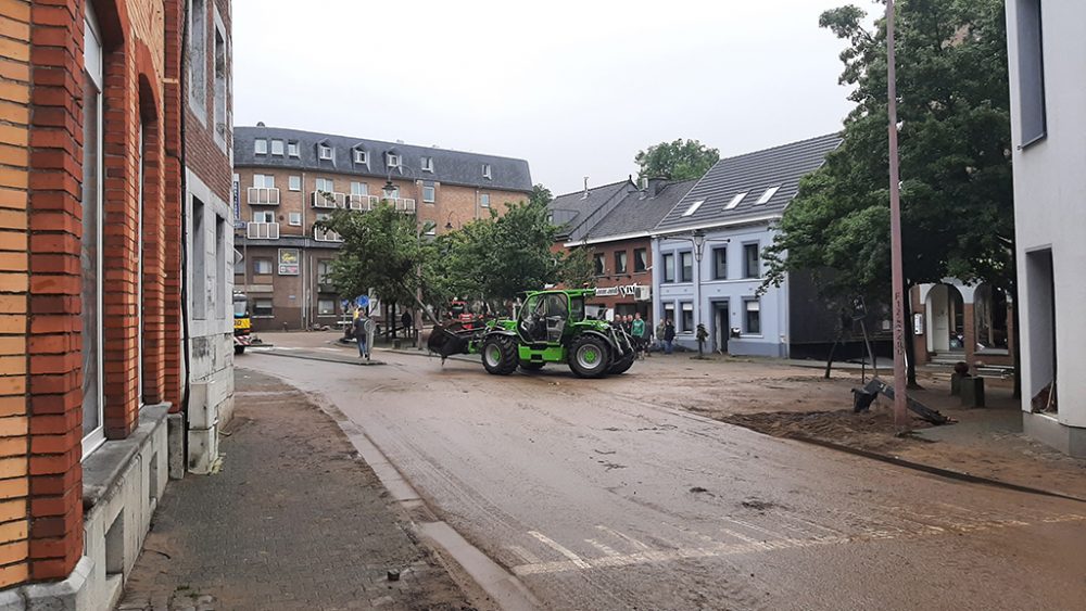 Verwüstungen in der Eupener Unterstadt nach dem Hochwasser - Aufräumarbeiten am Freitag (Bild: Manuel Zimmermann/BRF)