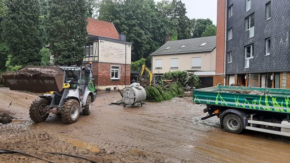 Verwüstungen in der Eupener Unterstadt nach dem Hochwasser - Aufräumarbeiten am Freitag (Archivbild: Manuel Zimmermann/BRF)