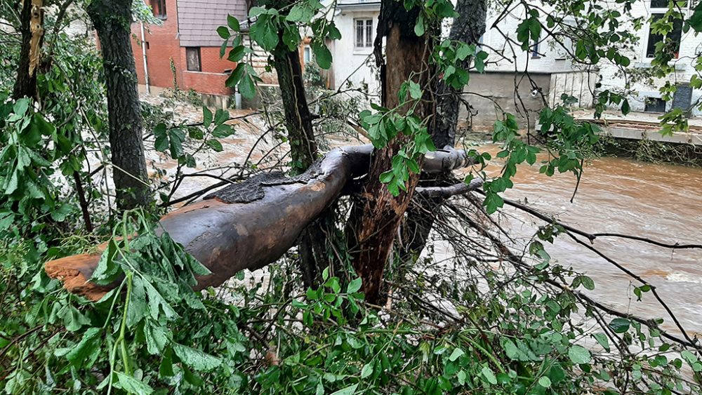 Verwüstungen in der Eupener Unterstadt nach dem Hochwasser - Aufräumarbeiten am Freitag (Bild: Manuel Zimmermann/BRF)