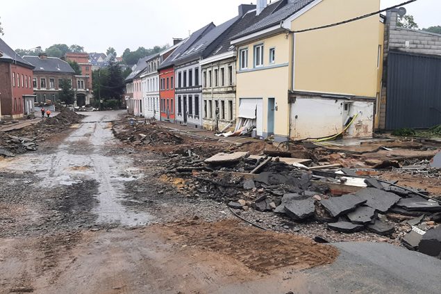 Verwüstungen in der Eupener Unterstadt nach dem Hochwasser - Aufräumarbeiten am Freitag (Bild: Manuel Zimmermann/BRF)