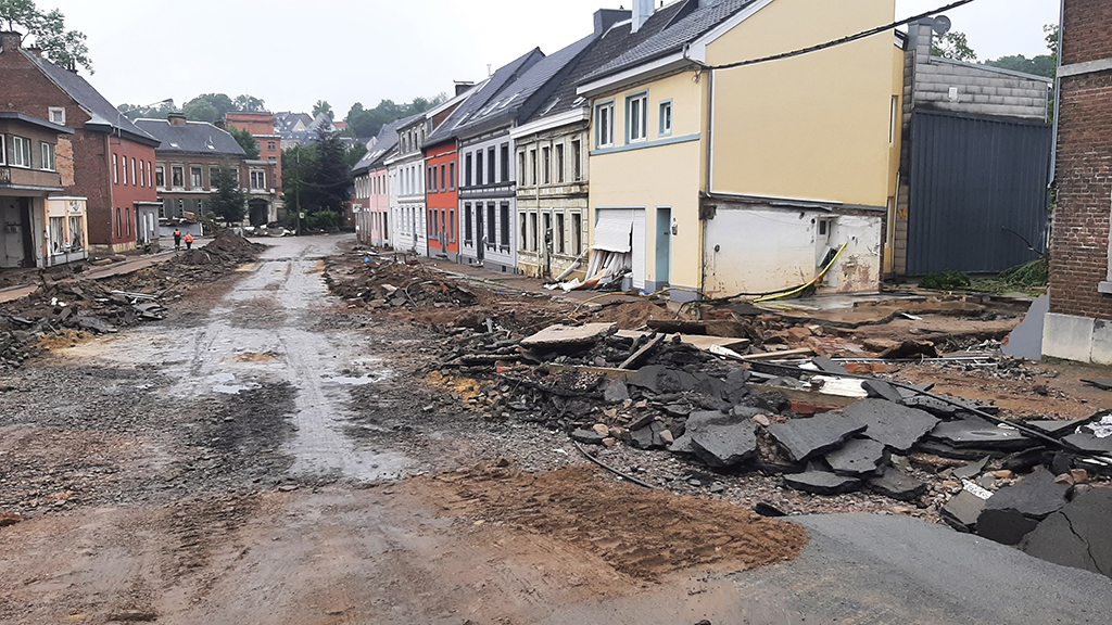 Verwüstungen in der Eupener Unterstadt nach dem Hochwasser - Aufräumarbeiten am Freitag (Bild: Manuel Zimmermann/BRF)