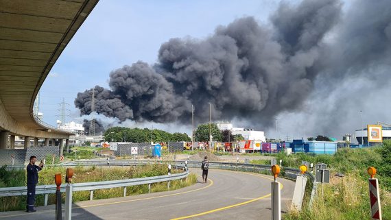 Explosion im Chemiepark von Leverkusen am 27. Juli 2021 (Bild: Mirko Wolf/DPA)
