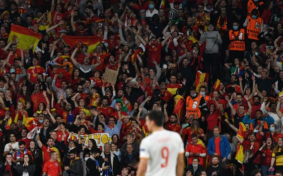 Fans am Dienstagabend im Wembley-Stadion (Bild: Justin Tallis/AFP)