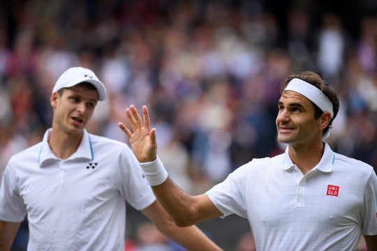 Hubert Hurkacz und Roger Federer nach dem Match in Wimbledon (Bild: Edward Whitaker/AFP)