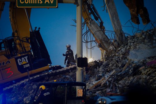 Bergungsarbeiten nach Hauseinsturz in Florida (Bild: Eva Marie Uzcategui/AFP)
